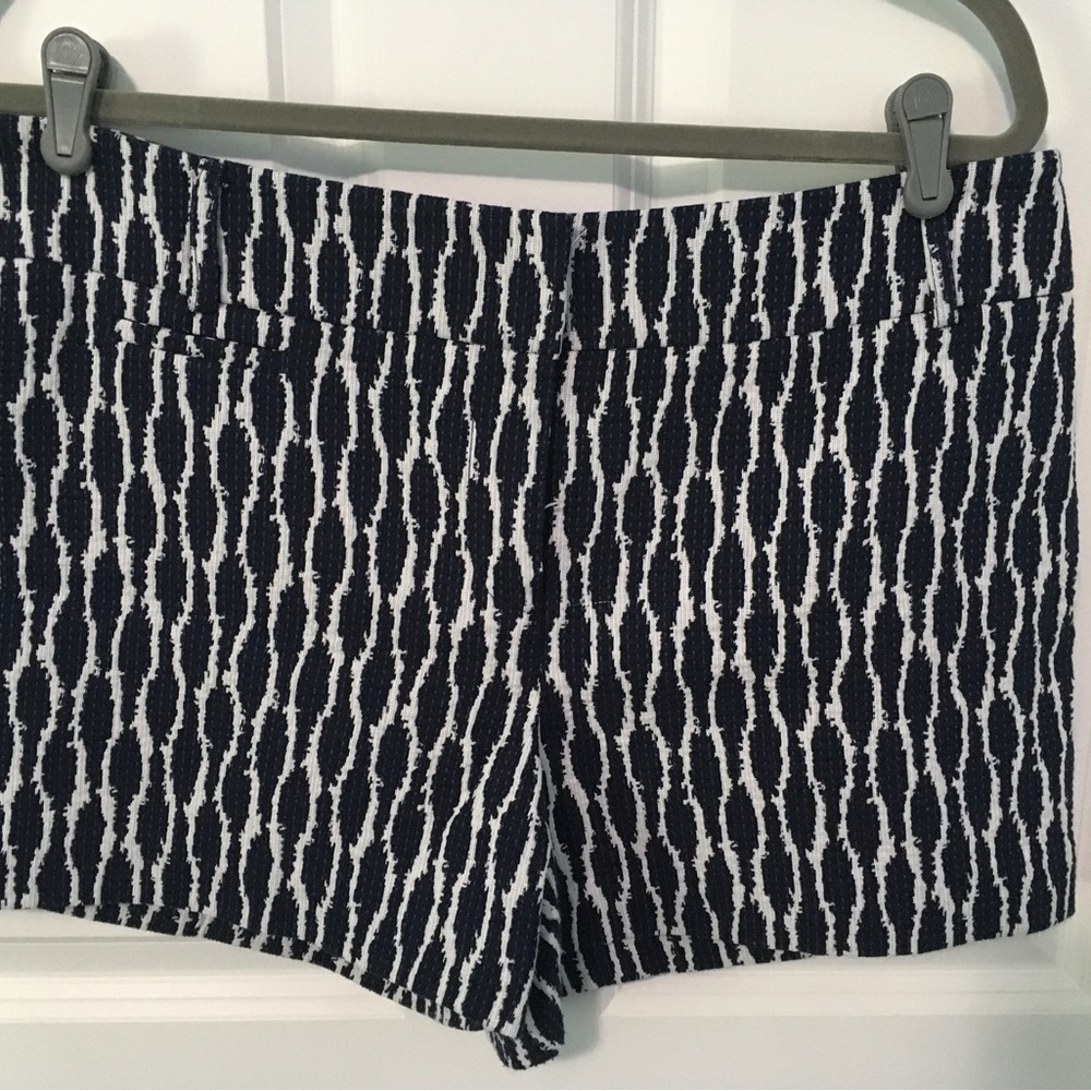 Ann Taylor LOFT size 10 navy/white shorts